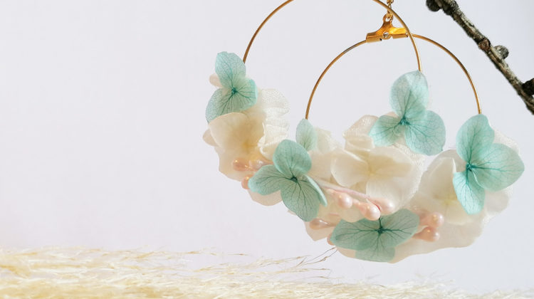 Boucles d’oreille, collection 2022 : les fleurs à l’honneur